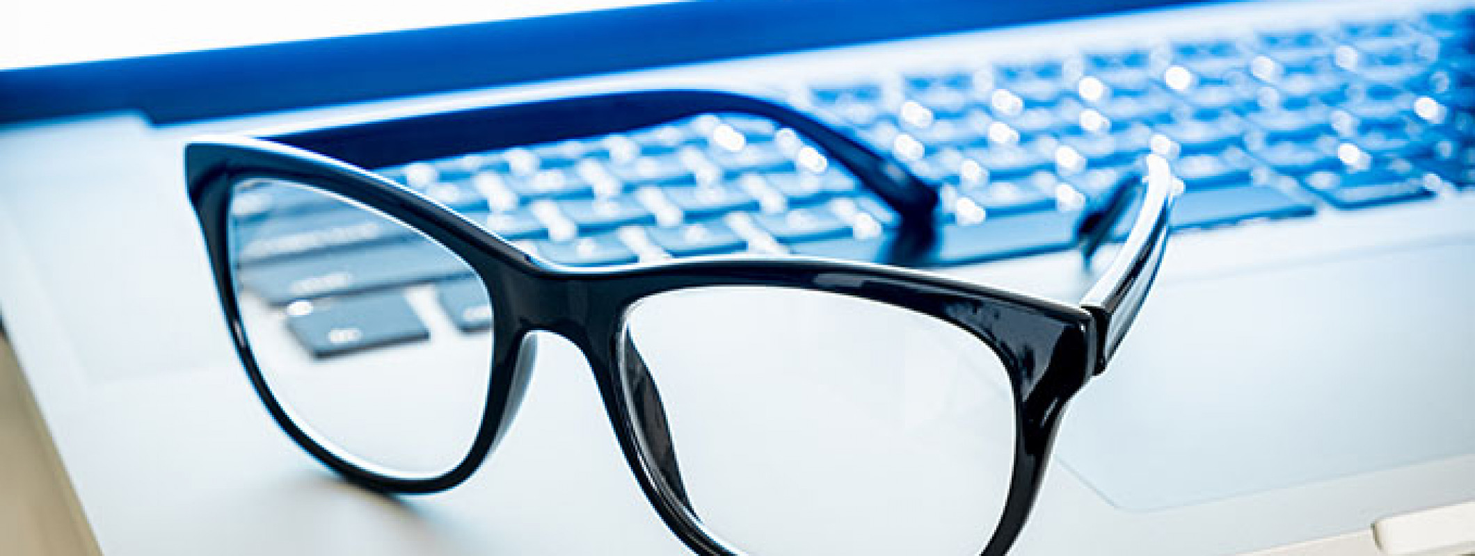 Apakah Kacamata Anti Blue Light Bisa Lindungi Mata dari Layar Gadget