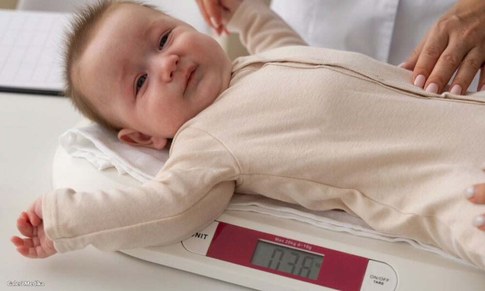 Manfaat Menimbang Bayi dan TIps Menimbang Bayi di Rumah Secara Akurat