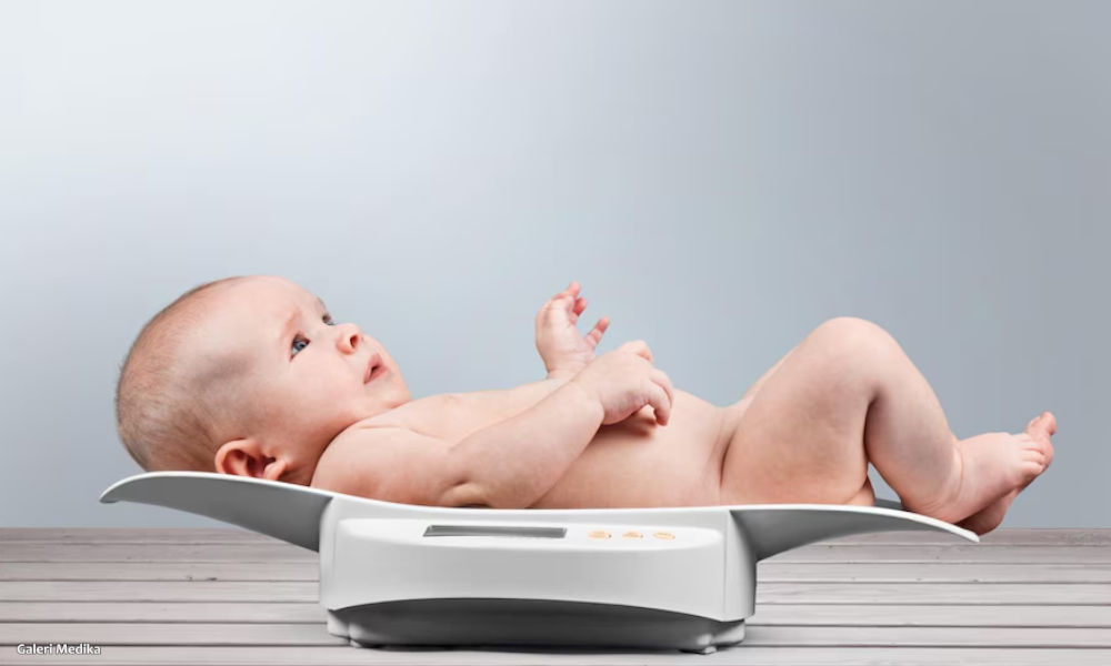 Manfaat Menimbang Bayi dan TIps Menimbang Bayi di Rumah Secara Akurat
