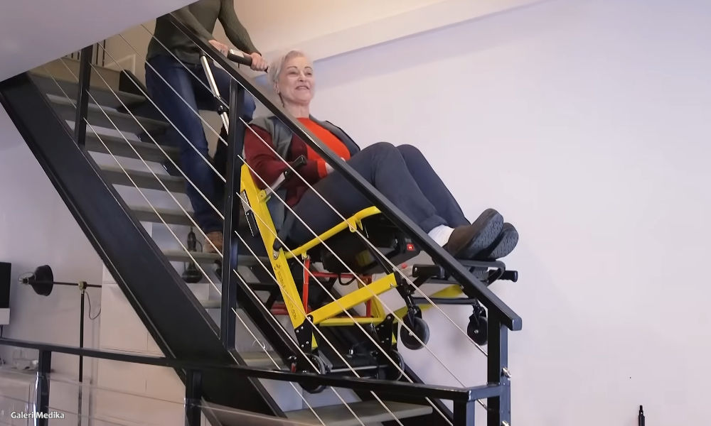 Apa itu Stair Stretcher dan Apa Bedanya dengan Tandu Biasa?